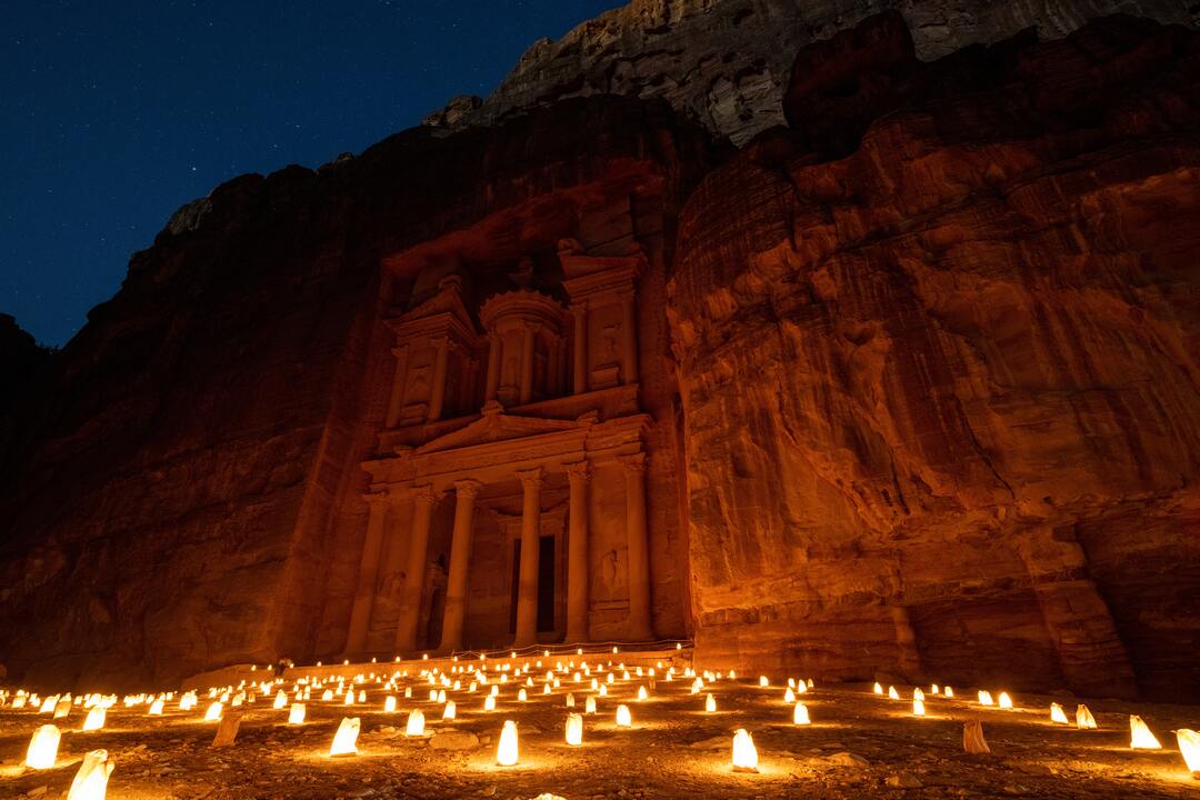 Guía de viaje a Jordania - ciudad de Petra de noche con velas