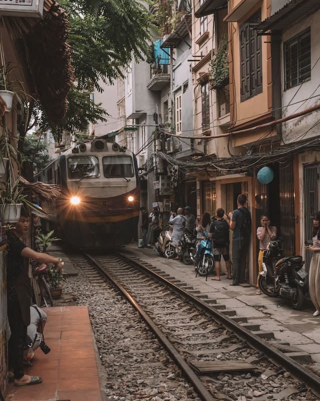 viaje -a- vietnam -hanoi train- street