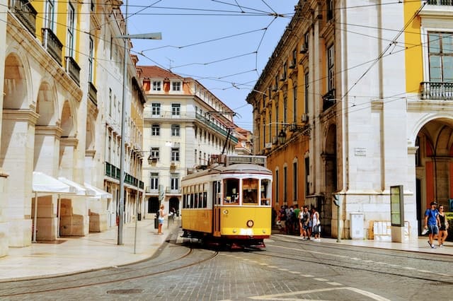 Tranvía amarillo en Lisboa, móntate con nuestra oferta de viaje a Lisboa
