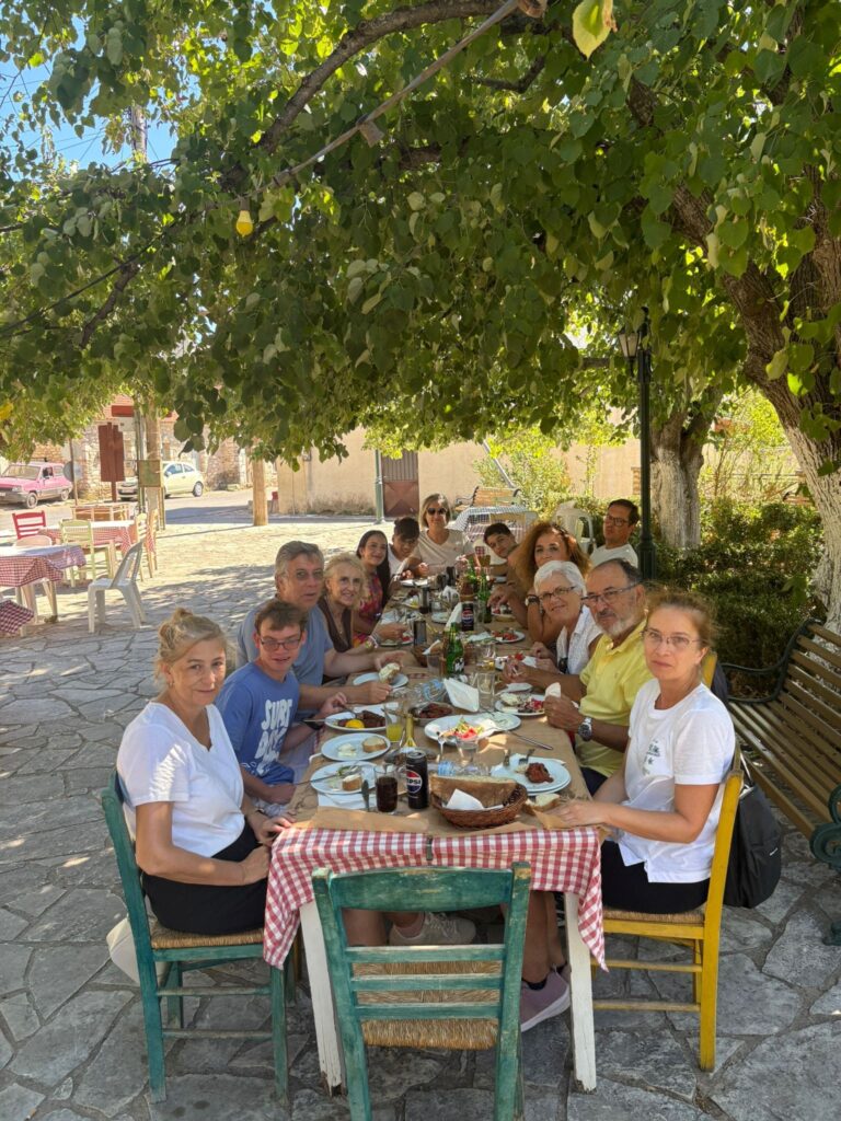 Nuestro grupo de Flipoviajeros en una taberna en Grecia