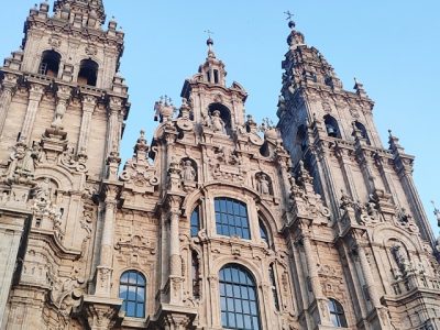 Pasear por el casco histórico de Santiago de Compostela y entrar en su majestuosa Catedral