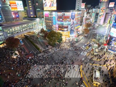 Visitar el cruce de Shibuya en Tokio es parada imprescindible en tu viaje a Japón.