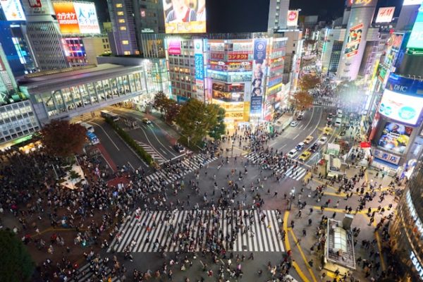 Visitar el cruce de Shibuya en Tokio es parada imprescindible en tu viaje a Japón.