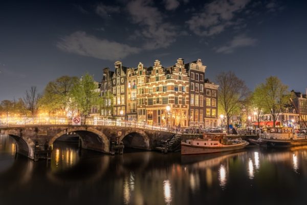 Recorre los canales de Ámsterdam llenos de luces por el Puente de Diciembre