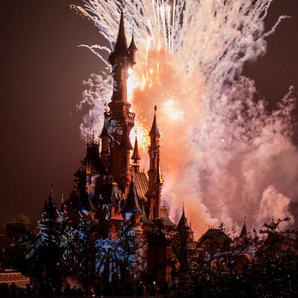 La magia de la Navidad en Disneyland París con el espectáculo de luces del castillo