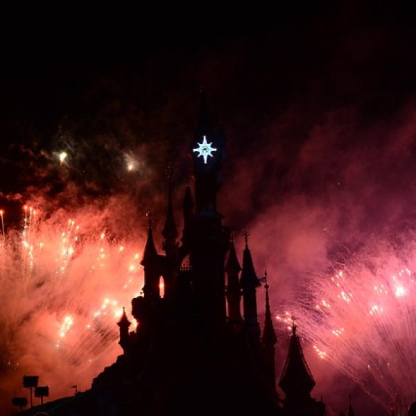 Vive la Navidad en Disneyland París con el espectáculo de luces del castillo