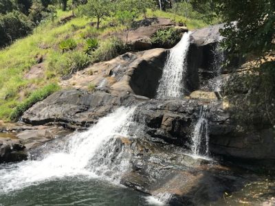 Trekking y piscinas naturales en las cascadas Ududiyaluma
