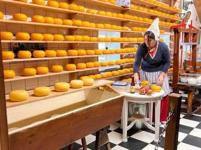 Comer un rico queso holandés