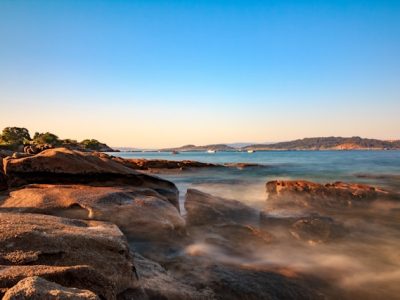 Recorrer los paisajes atlánticos y pueblos marineros de las Rías Baixas (con degustación de mejillones incluida)