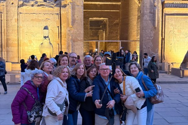 viaje-en-grupo-Egipto-Flipoviajeros-templo-nocturno