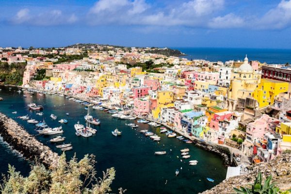Los colores de la costa amalfitana en tu viaje en grupo a Nápoles