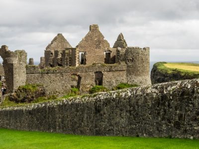 Castillo de Dunluce una para imprescindible en tu viaje en grupo a Dublín