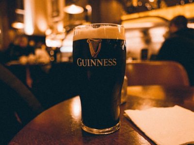 Probar una guinness en un pub, un must en tu viaje a Dublín.