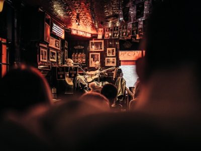 Escuchar música irlandesa en directo, un must en tu viaje a Dublín.