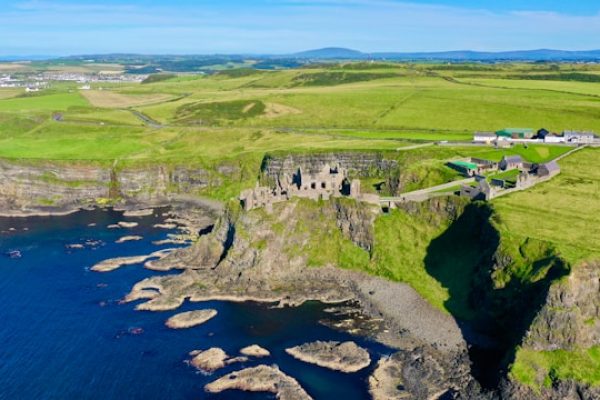Castillo de Dunluce una para imprescindible en tu viaje en grupo a Dublín