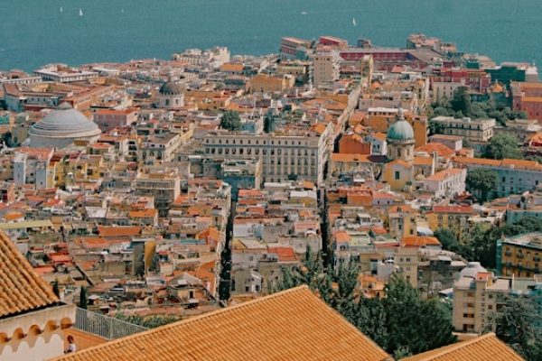 Una parada en el centro histórico de Nápoles en tu viaje en grupo