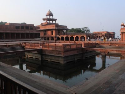 Caminar por la ciudad imperial abandonada de Fatehpur Sikri