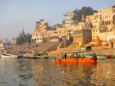 Estar a orillas del río Ganges en Varanasi